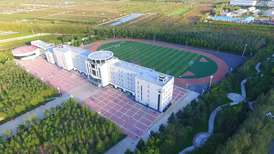 一,绥化一中与齐齐哈尔实验中学简介绥化一中始建于1946年,是黑龙江省