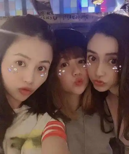 baby夜店聚会不带黄晓明,打扮精致与闺蜜嘟嘴卖萌,杨颖对待姐妹很暖心