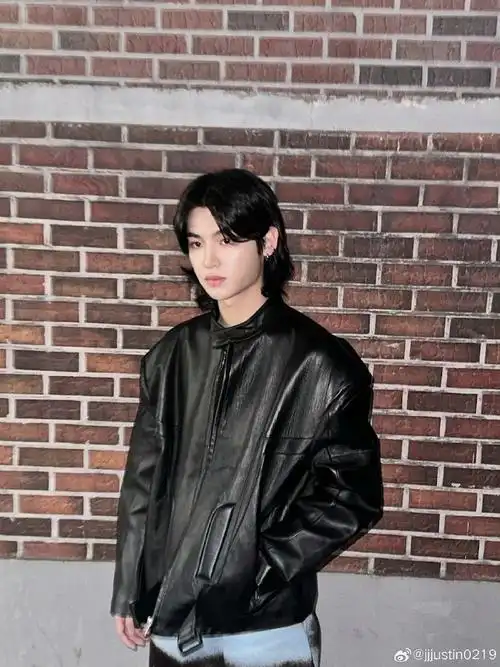 黄明昊库存照放送限定长发狼尾贵公子怼脸拍好帅#黄明昊皮衣随拍