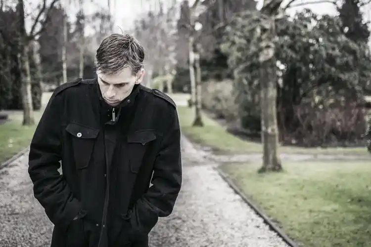 低头走路的外国男人