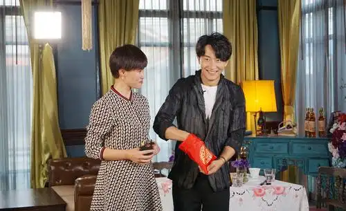 黄轩《星月私房话》相约泰国 自曝恋爱随缘