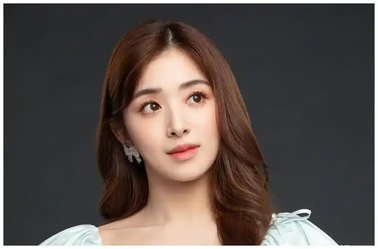 播出之后,张含韵接到了很多的资源,相比第二季才参加的安又琪,张含韵