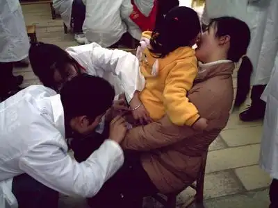 医学一系2007级2班全体同学在鲁港幼儿园组织进行了"儿童寄生虫(蛲虫)