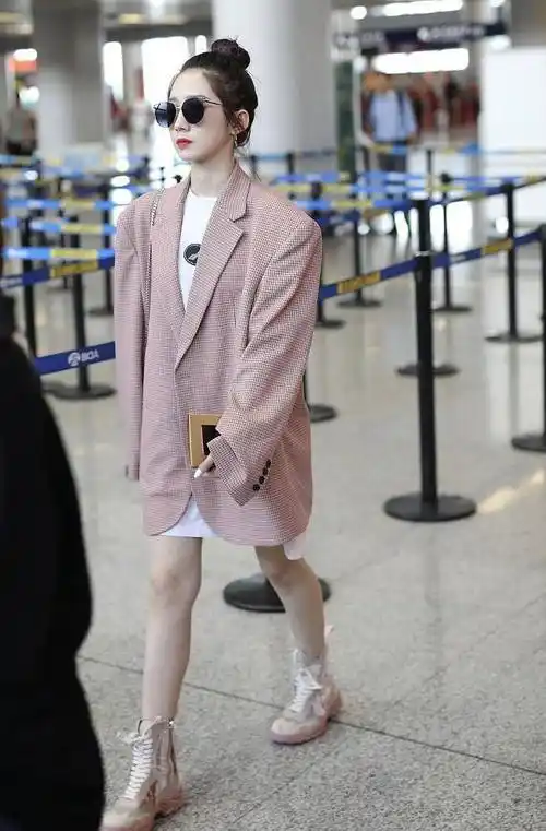 孟美岐高调走机场,穿得时尚却显得腿很短,白瞎了一身好衣服_西装_外套