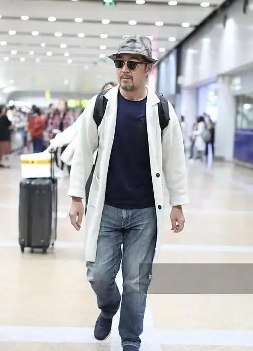 63岁的张国立,还不忘搭配西装配牛仔,网友潮男不需要看年龄