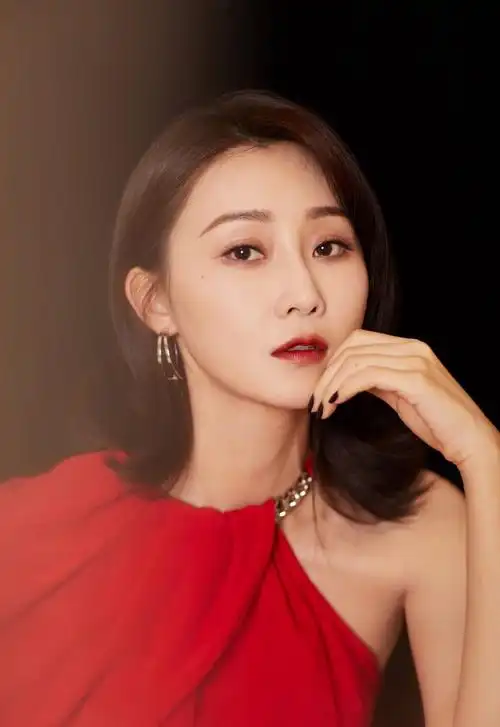 中国大陆女明星林鹏红色裙礼服性感妖娆诱惑写真集