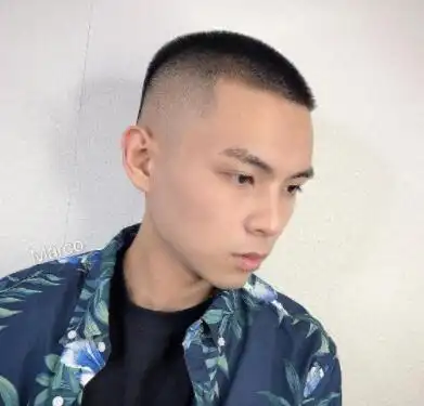 在于寸头能清晰的露出棱角分明的五官,寸头有好多种,包括圆头寸,毛寸