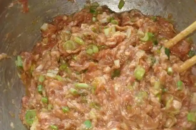 所以大家以后如果在做饺子的时候,完全可以试一下这个做法来做,这样的