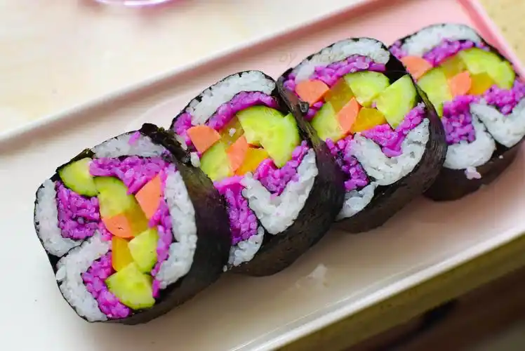 老妈做寿司,粗心搞错了花型,孩子一块接一块吃,还说好吃,暖心_饭团