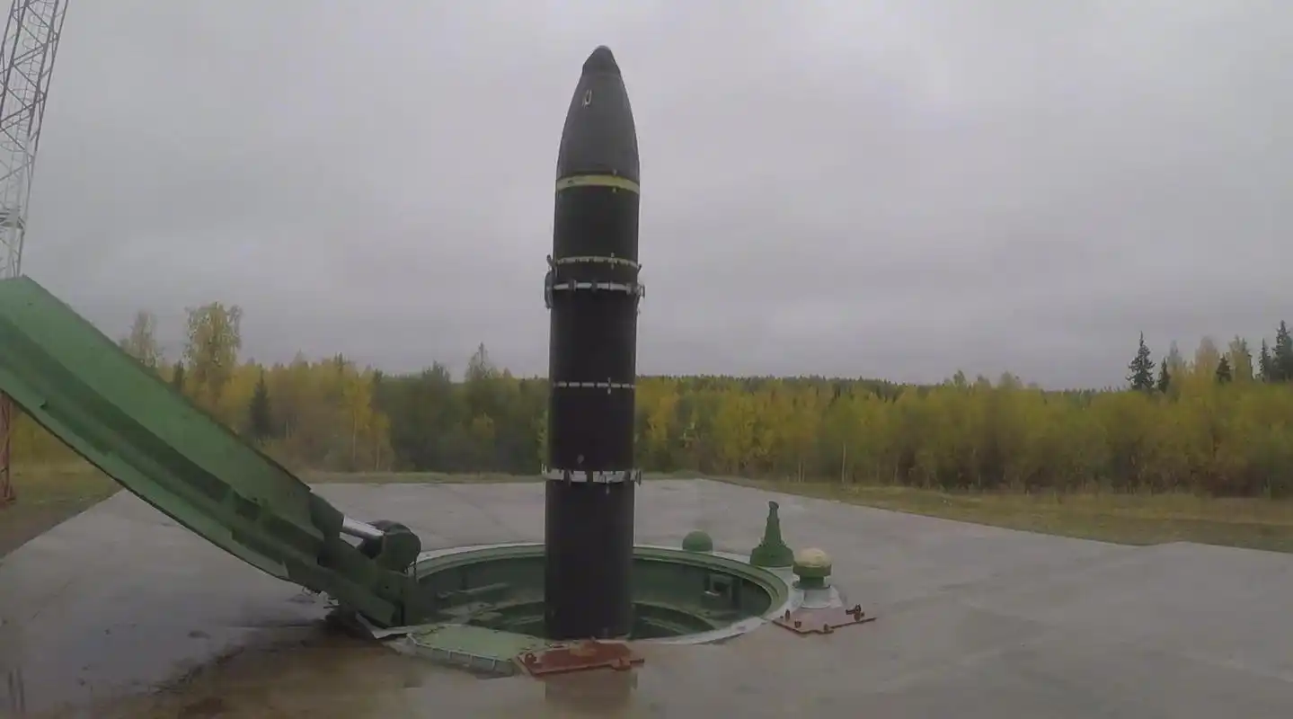 俄罗斯战略火箭军进行了固定发射井"白杨-m"固体推进洲际弹道导弹的
