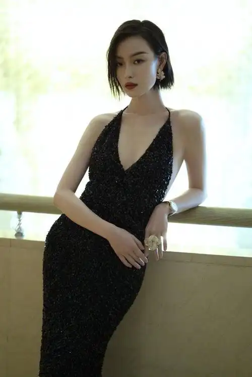倪妮深v亮片黑裙高挑写真