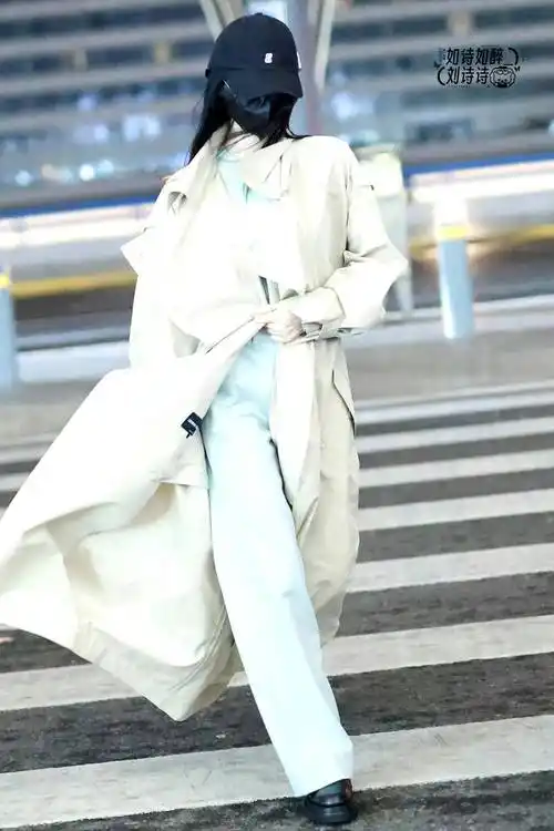 刘诗诗深夜赶飞机人气爆棚!穿三万的风衣走路带风,变身拽姐超美