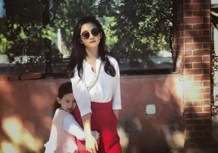 回顾孙莉18岁跟了老师黄磊婚后在家生儿育女容忍老公有绯闻