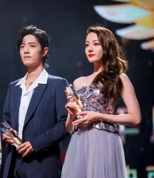 肖战迪丽热巴同框生图曝光,两人颜值超高对视一笑画面很甜_网易订阅