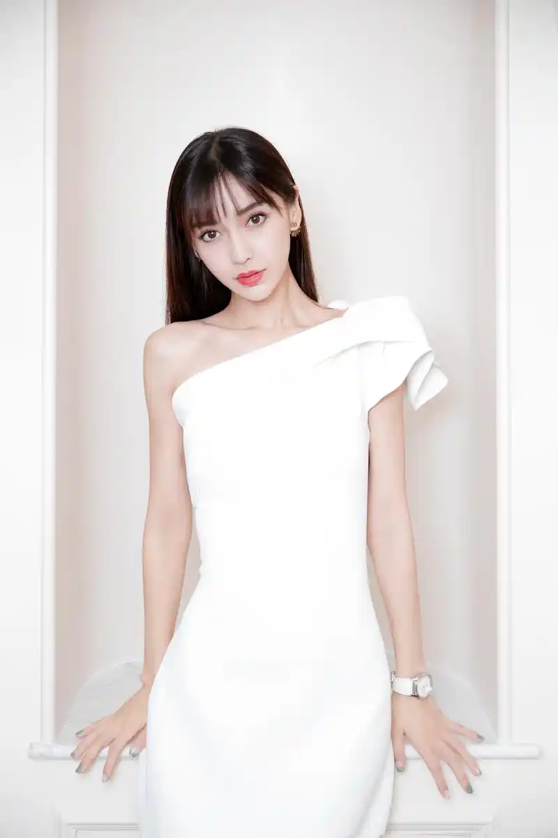 angelababy 一袭优雅白裙,如空谷幽兰.