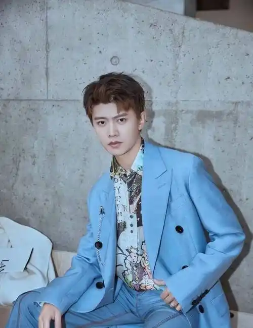 粉丝们别提有多兴奋,热搜下面全是赞扬任嘉伦和祝电子刊大卖的评论