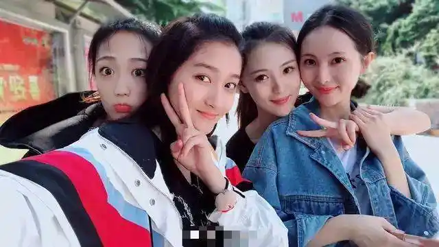 去年还在互撕相聚就秀合影,关晓彤和室友就是塑料姐妹花?