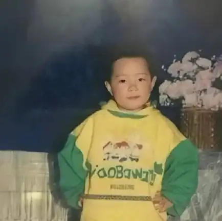 小时候肖战的牙齿就已经长得很好,咧开嘴笑得很甜,看着就很讨人喜欢.