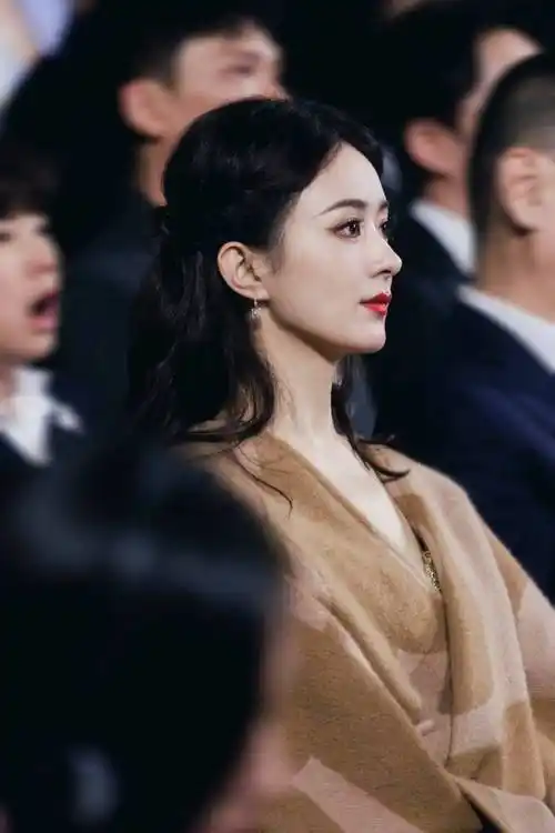 原创赵丽颖的最新出妆图曝光穿一身棕衣太飒了扎高马尾嫩得像18岁