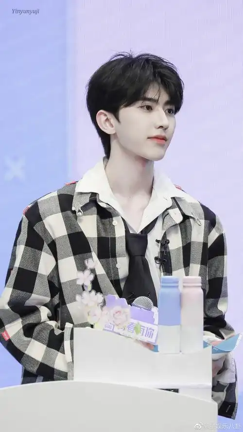 2 蔡徐坤《青春有你2》第15期蔡pd今天以一身黑白格外套亮相第三次公