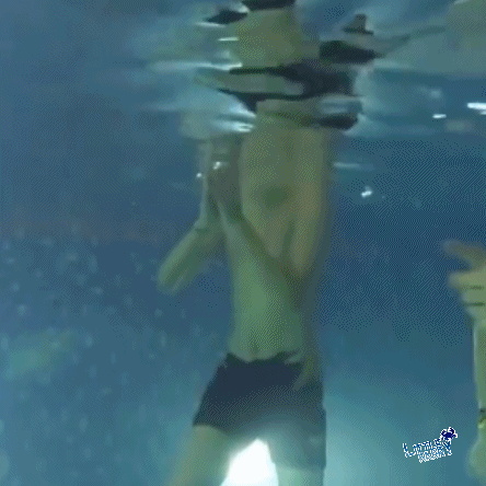 王俊凯游泳合集 是水中的小精灵系列