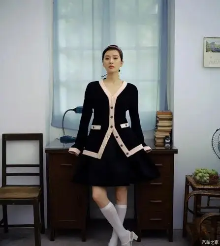 刘诗诗黑裙造型太女人了,一袭黑裙配珍珠包好复古,长靴竟不突兀