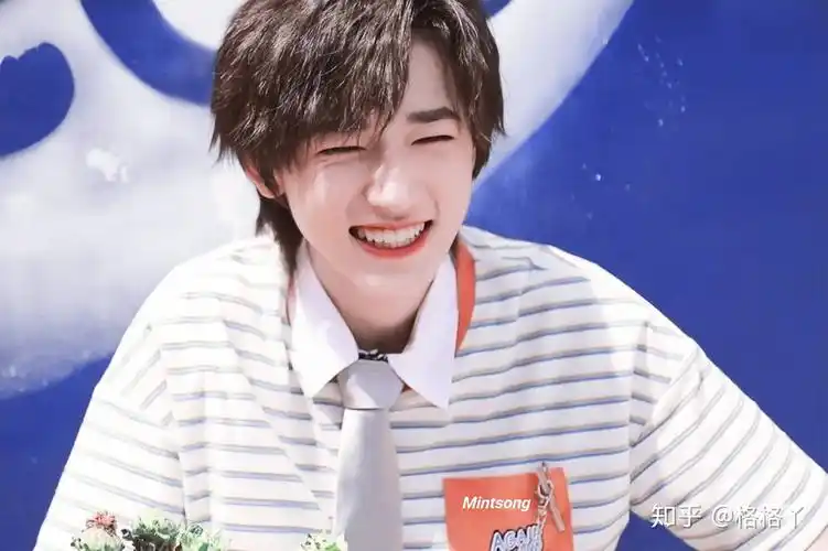 有没有集美推荐几张适合做透扇的宋亚轩图片啊