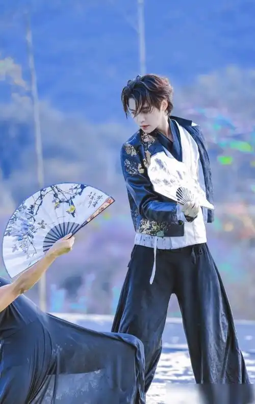 感受一下来自肖宇梁的高冷范,不仅舞蹈超棒,还是学霸