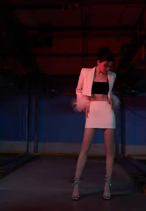 徐璐真有超模气质,白裙西装光影大片,大长腿又美又飒_时尚_身材_白色