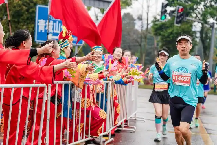 共赴十年之约2024成都双遗马拉松开赛