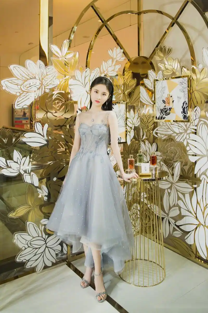 张慧雯身着雾蓝色波光碎金纱裙现身北京活动,笑容灵动元气满满,实名