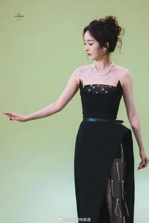 杨幂黑色抹胸长裙出席活动不规则设计秀美腿吸睛