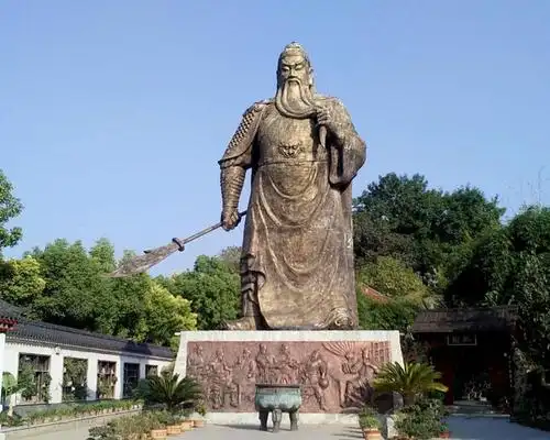 所有关羽雕像,为何都是闭着眼睛,老木匠说出原因