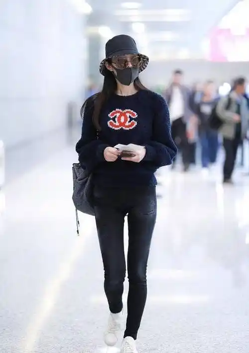 宋轶的腿一般人比不了,穿紧身裤又细又直,一点赘肉都没有_黑色_小黑