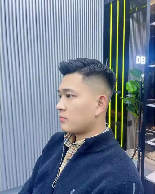 时尚的分头一般也会把两侧和后区推短,能和头顶较