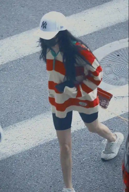 杨幂又穿健美短裤走机场曾经的筷子腿却已变成了肌肉腿