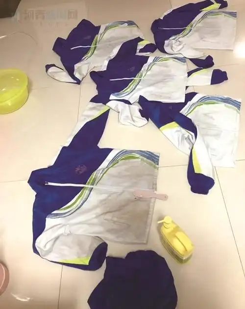 一次晨跑中,初二2班"90后"班主任王明珠发现班里几名学生的校服比较脏