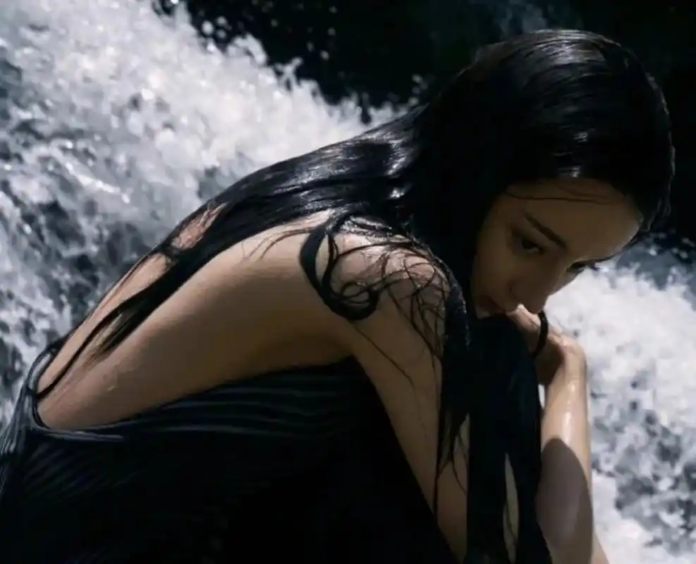 《时尚芭莎》迪丽热巴·仙境爱丽丝