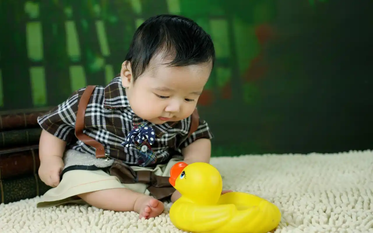 可爱宝宝呆萌高清桌面壁纸