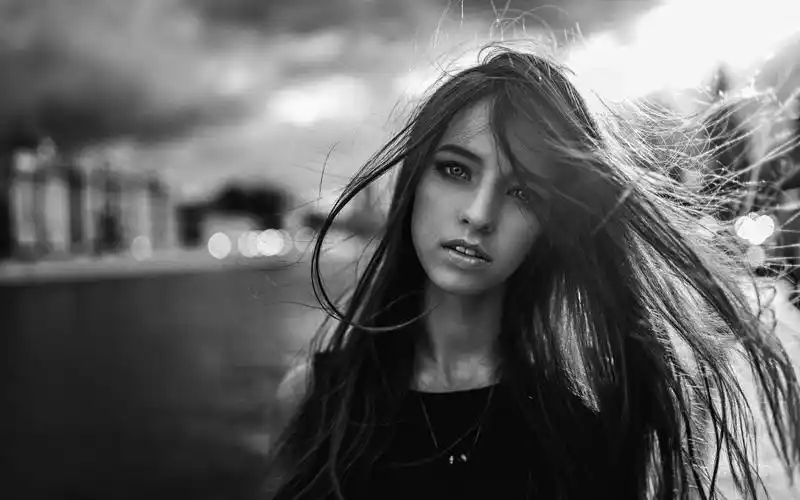 沙滩上玩耍的性感湿发欧美美女黑白色调唯美电脑壁纸