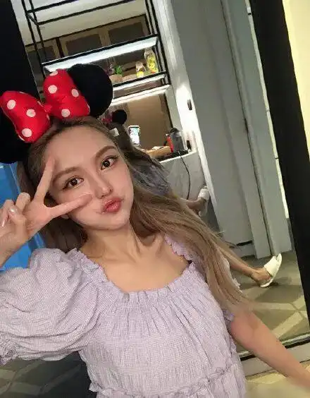 事实上,罗志祥在网上却小动作不断,先是为潮牌po照宣传,按赞张艺兴