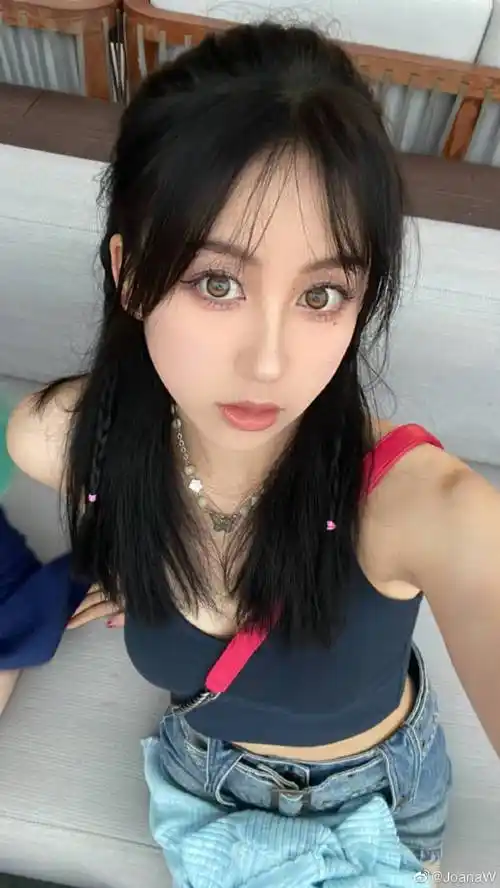 韦世豪女友晒生活照皮肤白皙身材凹凸有致图