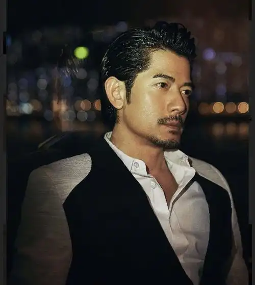 53岁郭富城换新造型留胡子梳西装头气度非凡还能再帅20年