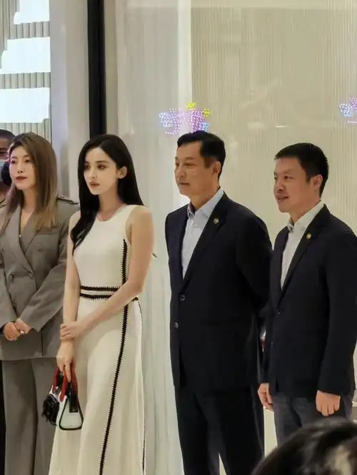 看了古力娜扎和路人的合影后,才明白女明星的原生条件多么优秀!