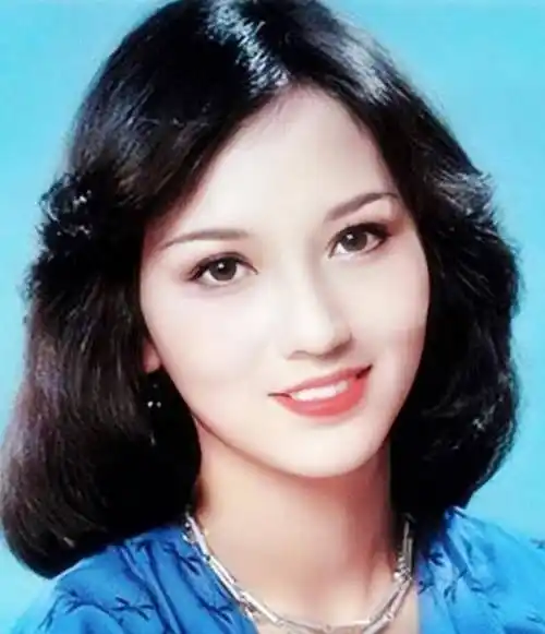 65岁老阿姨还不放弃扮少女!看赵雅芝的真实素颜,也太夸张了