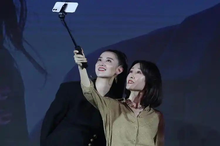 宋佳与刘敏涛同框自拍画面美cry梳高马尾气场超a