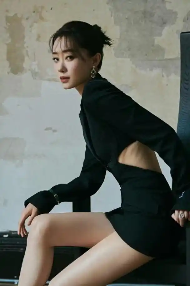 张小斐不能再瘦了,穿露腰西装裙秀出蚂蚁腰,身材火辣|张小斐|身材