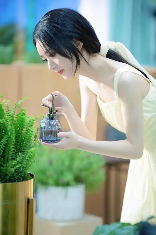 原创赵丽颖七夕发的写真好浪漫,繁花锦簇的吊带连衣裙,看上去就甜