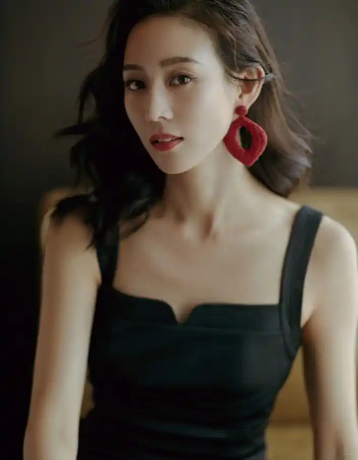 被张钧甯这身给惊艳了,35岁身穿蕾丝裙,照样美得优雅又高级!