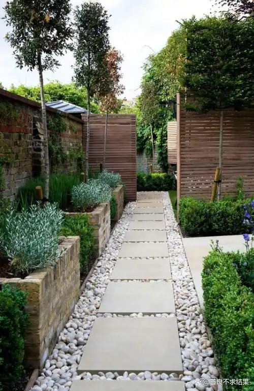 今天就跟大家介绍一种适合任何风格庭院的墙底花池--单一直线型花池.